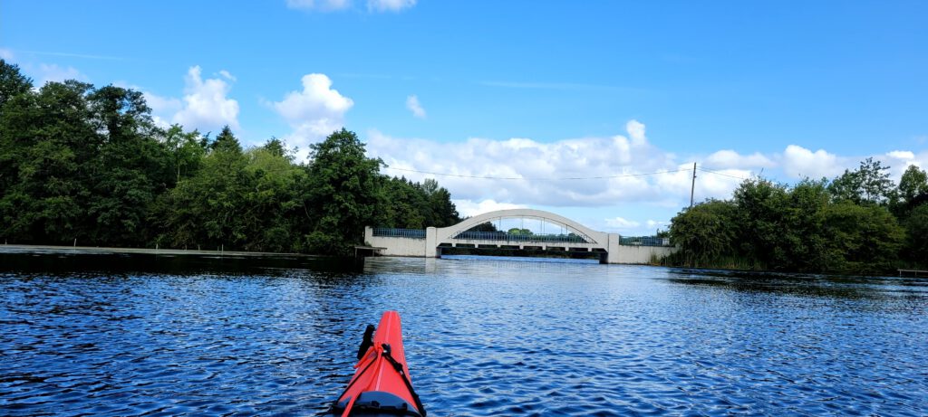 Schwentine: weisse Brücke am Rosensee