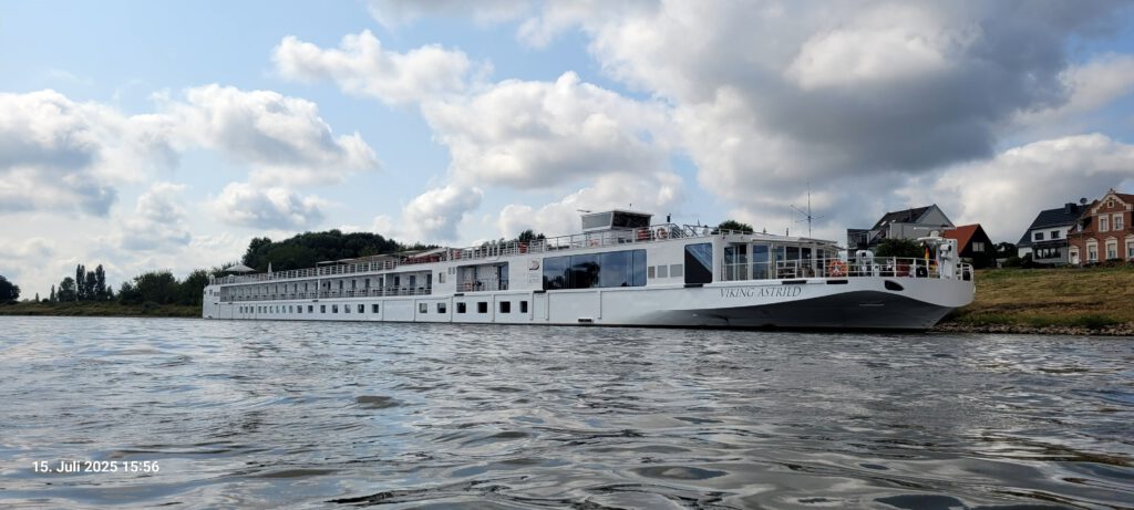 Passagierschiff auf der Elbe