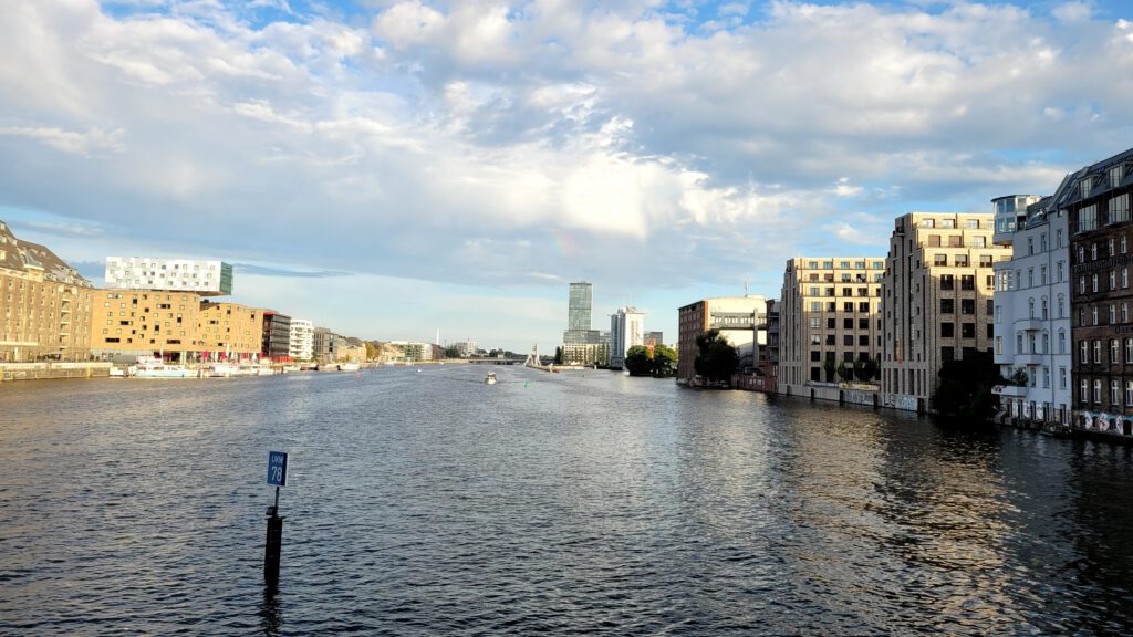 Blick von der Oberbaumbrücke auf die Spree