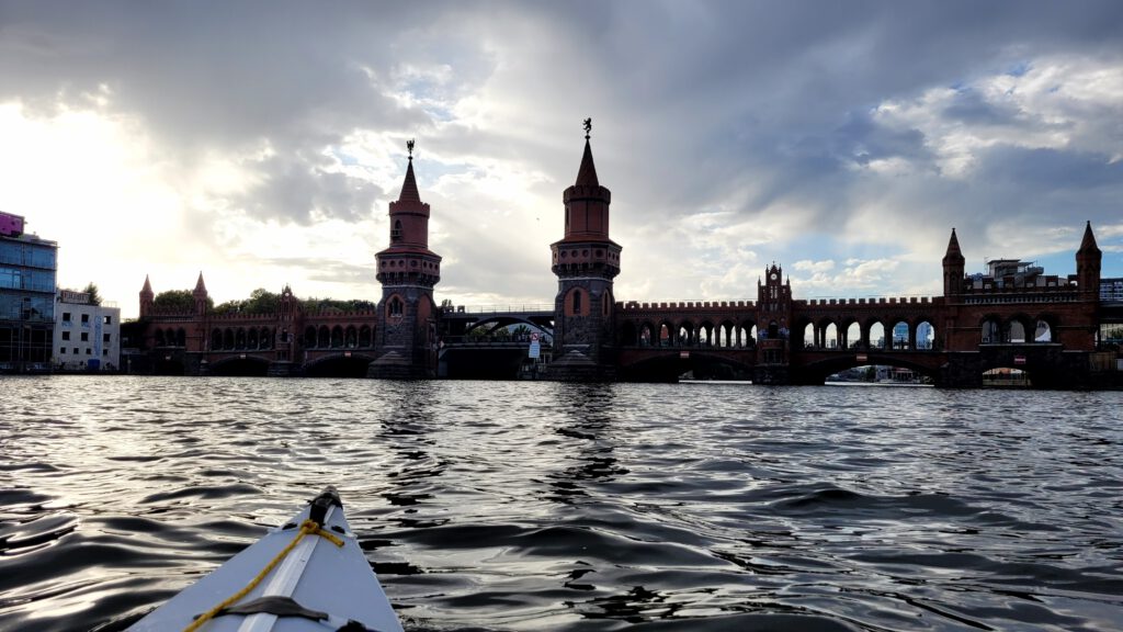 Oberbaumbrücke von der Spree aus betrachtet