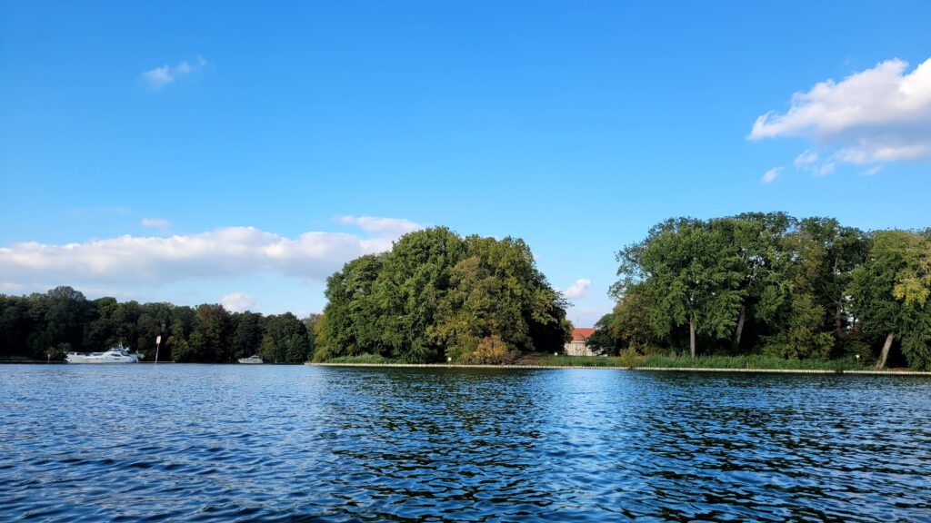 Villa Borsig, vom Tegeler See aus betrachtet